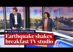 Enlace a Momento en el que un terremoto sacude un plató de televisión
