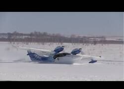 Enlace a Un avión amfibio aterriza y despega en un campo nevado