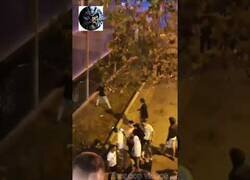 Enlace a Graves disturbios en el macrobotellón de las fiestas de Barcelona
