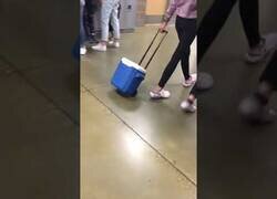 Enlace a Un colegio de EEUU prohíbe las mochilas y así responden sus alumnos