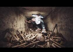 Enlace a Explorando las catacumbas secretas de París