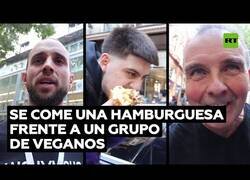 Enlace a Un 'tiktoker' se come una gran hamburguesa delante de activistas veganos