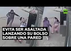 Enlace a Una mujer evita ser robada lanzando su bolso por encima de un muro