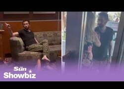 Enlace a Graban a Nicolas Cage bebido en un restaurante