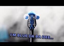 Enlace a Blue (Da Ba Dee) interpretada por aparatos eléctricos