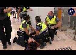Enlace a Un agente de seguridad es expulsado por agredir a una mujer en la Estación de Sants, Barcelona