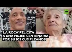 Enlace a 'The Rock' felicita a una mujer por su 102 cumpleaños