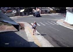 Enlace a Un hombre salta por la ventanilla de un coche sin freno de mano para pararlo