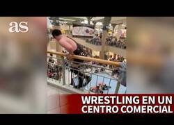 Enlace a Un luchador de Wrestling salta desde el segundo piso de un centro comercial