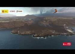 Enlace a Así le está quitando terreno el volcán de La Palma al mar