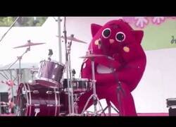 Enlace a Solo el mejor batería del mundo podría tocar así con ese disfraz puesto