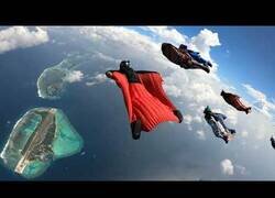 Enlace a Sobrevolando las islas Maldivas con un traje de ardilla