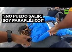 Enlace a Policías sacan a la fuerza de su coche a un hombre parapléjico