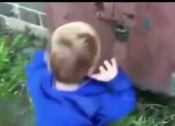 Enlace a Un niño reconoce un extraño dibujo en la pared