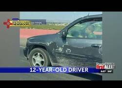 Enlace a Captan a niños pequeños conduciendo un coche