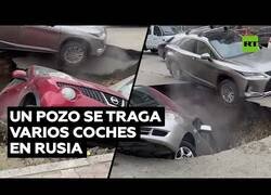 Enlace a Un socavón en la calle se traga varios coches en Rusia