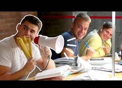 Enlace a Comiendo con un megáfono en una biblioteca