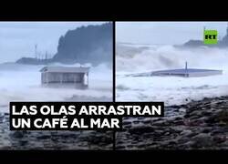 Enlace a Las olas arrastran un chiringuito de playa hacia el mar