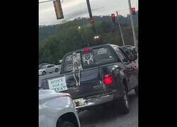 Enlace a Se acerca Halloween y este vehículo lo sabe: 'Pita para truco'