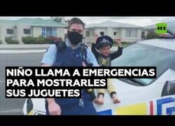 Enlace a Un niño llama a la policía para que vean sus juguetes