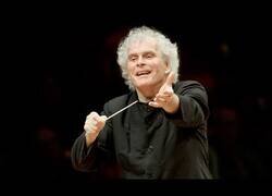 Enlace a Un violinista de la Filarmónica de Berlín toca el violín con un sable láser mientras interpretan la banda sonora de Star Wars