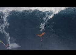Enlace a Wing Surf, el deporte que mezcla el surf con el vuelo