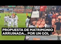 Enlace a Un gol arruina una pedida de mano en un estadio