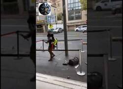 Enlace a Reducción de persona con cuchillo utilizando la pistola táser