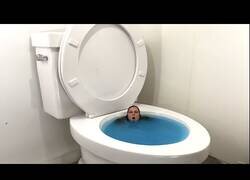 Enlace a ¿Te gustaría bañarte en un retrete gigante?