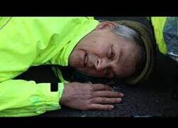 Enlace a Activista pega su cara contra el suelo en una protesta contra el cambio climático