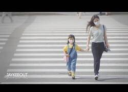Enlace a ¿Ayudarías a una niña desconocida a cruzar la calle?