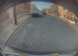 Enlace a Un Tesla graba como un bus destroza la puerta de un Mercedes