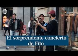 Enlace a Fito se pone a cantar una de sus canciones junto a un músico callejero
