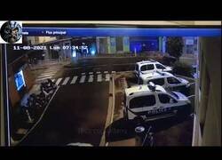 Enlace a Ataca con un cuchillo a los policías y uno resulta herido