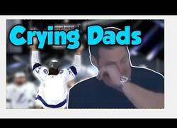 Enlace a Padres orgullosos cuyos hijos les hicieron emocionarse