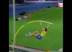 Enlace a Así de irreal se ve un salto con pértiga a cámara lenta