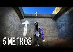 Enlace a ¿Qué harías si estuvieras atrapado en un cubo?