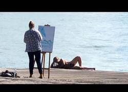 Enlace a Hombre desnudo posa para que lo pinten mientras el volcán de La Palma sigue activo