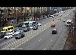 Enlace a Bomberos cortan una carretera para que una anciana desorientada pueda cruzar