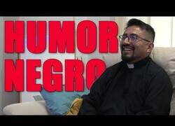 Enlace a Apostando al Humor Negro con un cura