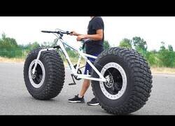 Enlace a La bicicleta con neumáticos gigantes