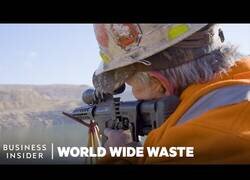 Enlace a El hombre que dispara a pájaros para alejarlos de un lago tóxico