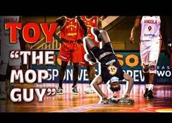 Enlace a El chico mopa al que le encanta su trabajo