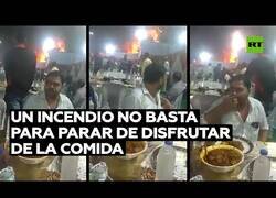 Enlace a Cuando hay un incendio en la boda, pero el banquete es delicioso
