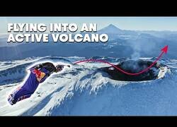 Enlace a Entrar y salir volando del cráter de un volcán activo