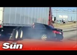 Enlace a Un coche es arrastrado por un camión mientras una mujer pide ayuda desde dentro