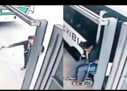 Enlace a Una mujer se levanta de su silla de ruedas al ser arrastrada por el bus del que salía