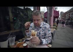Enlace a Alberto Chicote prueba atrocidades culinarias españolas en Londres