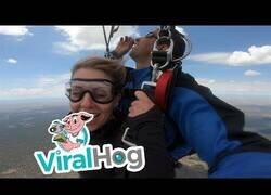Enlace a Le pide matrimonio en pleno salto en paracaídas