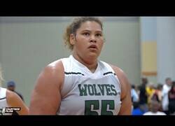 Enlace a Así juega esta chica de 16 años a la que llaman la Shaquille O'Neal de las chicas